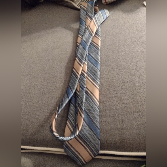 Johnny Carson Blue and Tan Striped Silk Tie. - Picture 5 of 10